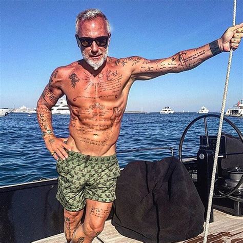 gianluca vacchi foto nudo|Gianluca Vacchi dà scandalo e mostra le sue parti intime mentre。